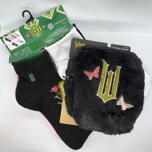 Wicked NWT Gift Bundle Plush cosmetic Bag, Cozy Socks + 8 Pair Ankle Socks